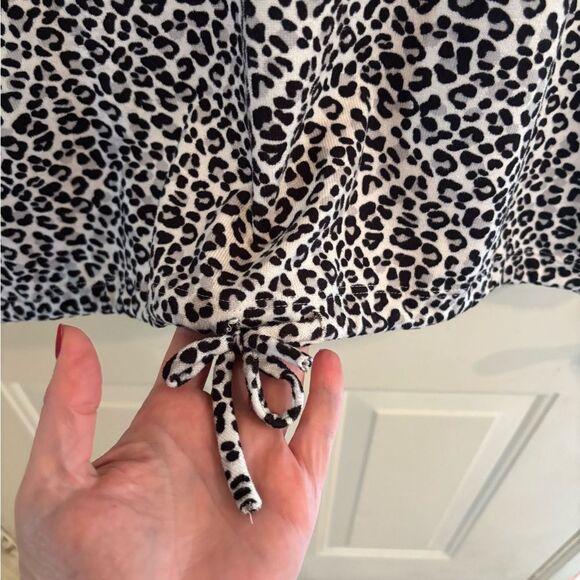 Free Kisses Black and White Tie Front Blouse - Picture 5 of 6